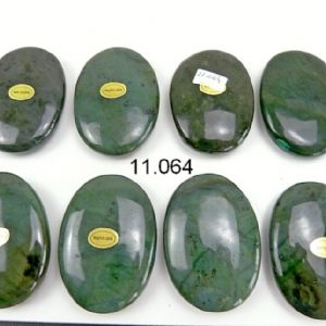 Néphrite Jade, Galet 7 x 5 x 1,5 cm épais.
