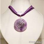 Améthyste à chevrons, collier donut 4 cm avec spirale métal et chaîne organza violet
