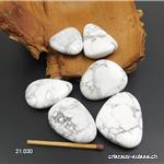Magnésite - Howlite blanche plate 3,5 - 4 cm / 14 à 19 grammes. Taille M