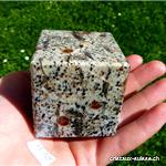 Grenat dans matrice de gneiss, cube de 5 x 5 cm. Pièce unique de la Suisse