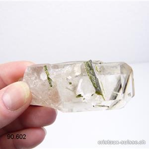 Cristal de Roche pointe à inclusions d'épidote 7,1 x 2,8 x 1,8 cm. Pièce unique 57 grammes
