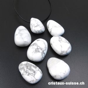 Magnésite - Howlite blanche 3 cm percée avec cordon cuir noir à nouer. Offre Spéciale