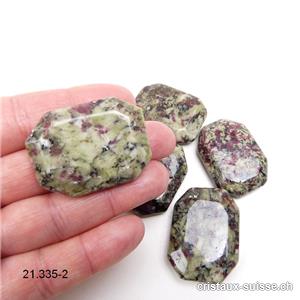 Eudialyte claire, pierre anti-stress à pans coupés 3,5 - 4 x 2,5 - 3 cm