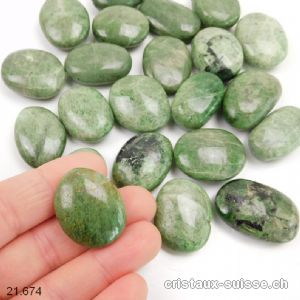 Apatite verte 2,5 - 3 cm / 10 - 14 grammes.