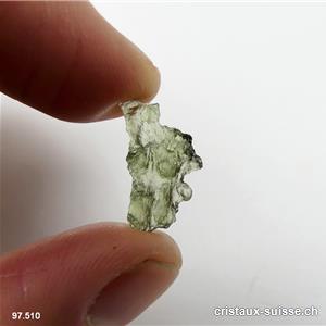 Moldavite 1,6 x 0,9 x 0,3 cm. Pièce unique 1,8 carats