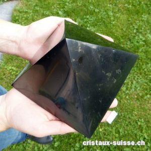 Pyramide Schungite 15 cm x haut. 10 cm, env. 2'120 grammes. Pièce unique