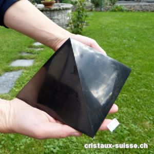 Pyramide Schungite 15 cm x haut. 10 cm, env. 2'120 grammes. Pièce unique