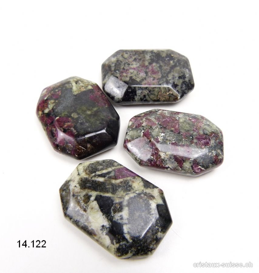 Eudialyte, pierre anti-stress à pans coupés 3,5 - 4 x 2,5 - 3 cm