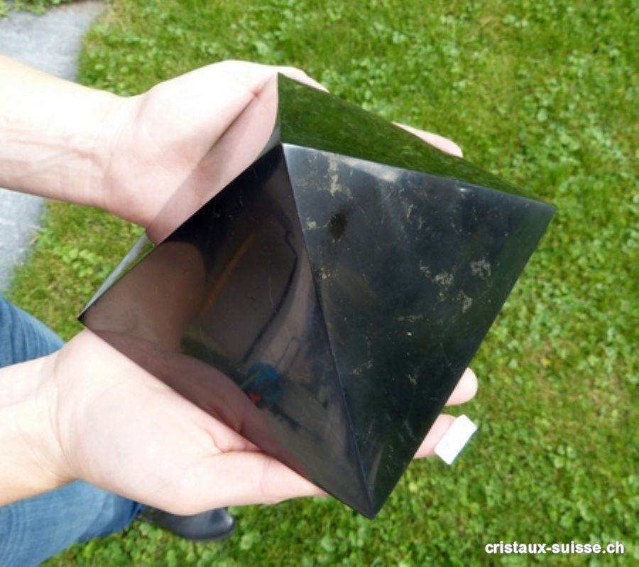 Pyramide Schungite 15 cm x haut. 10 cm, env. 2'120 grammes. Pièce unique