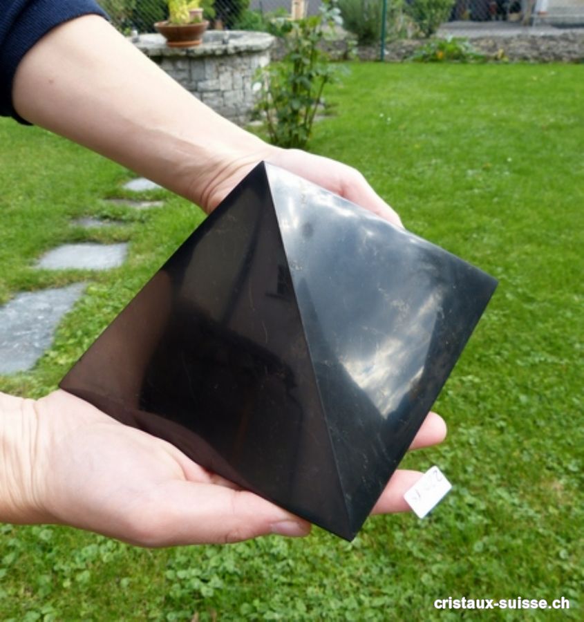 Pyramide Schungite 15 cm x haut. 10 cm, env. 2'120 grammes. Pièce unique